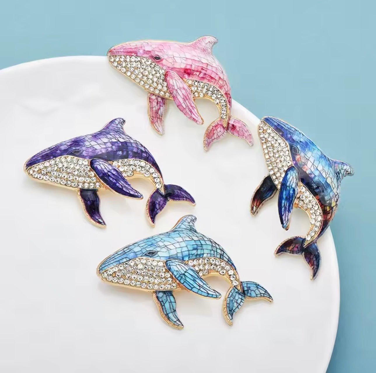 🐋 Whale Rhinestone Brooch – Elegant Ocean-Inspired Pin